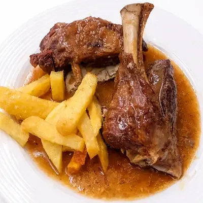 Cordero asado de Okela