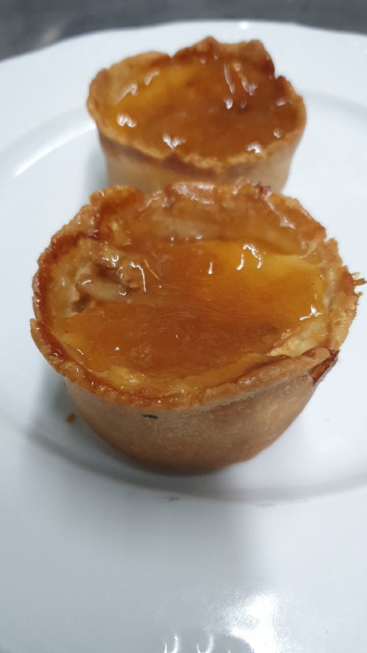 Pasteles de Okela con cobertura dorada